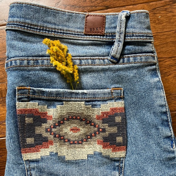 Beautiful Light Wash Embroidered Roxy Jeans - Picture 1 of 6